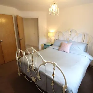  Holiday home 3 Bedroom Flat 10 Mins Walk To Bay And Center Free Parking