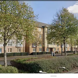  Apartment Spacious 3-bedroom Ground Floor Flat With Free Parking In Location
